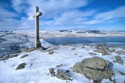 Croix du lac de Saint-Andeol sur le plateau de lAubrac en hiver.