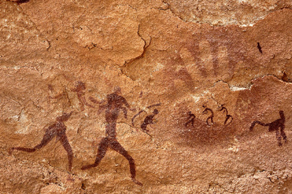 Les peintures de la grotte des Nageurs et la main ngative du site de WadiSura, dans le Gilf el-Kbir, remontent  6000avantJ.-C.