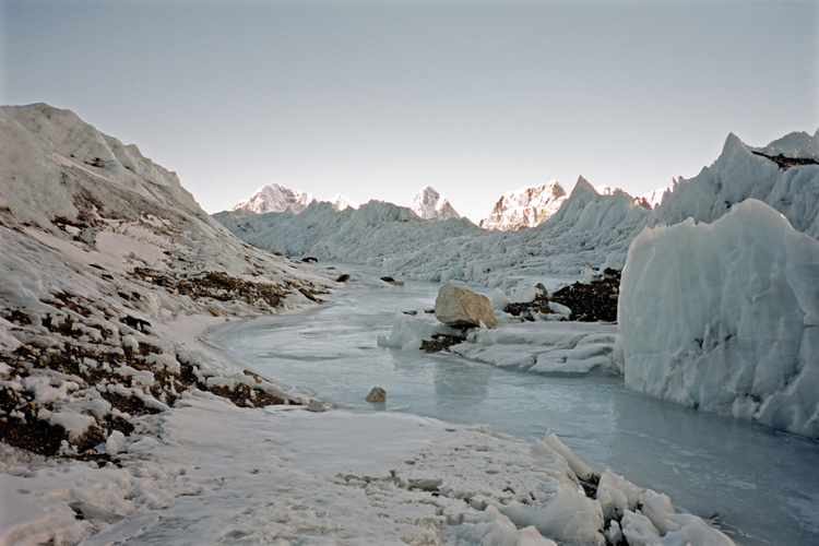 Lac de glace  la base de lIce fall, la cascade de glace o, ct npalais, dbute la voie normale de lEverest. Dans la journe la glace fond en surface et leau reste emprisonne la nuit entre les reliefs.