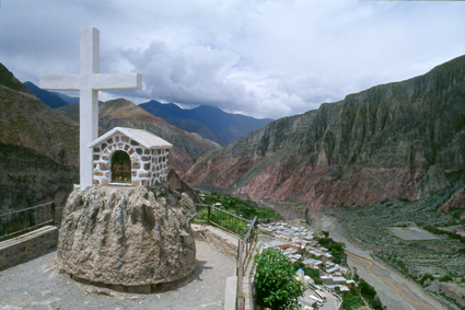 La localit isole dIruja, situe au nord-est de Humahuaca, dans la province de Salta qui enserre celle de Jujuy, est sise dans la gigantesque faille qui borde  lest la Quebrada et au sud lAltiplano bolivien.