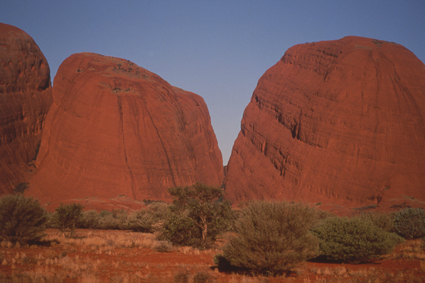 Les monts Olgas, qui sont au nombre de trente, culminent  546mtres et couronnent la plaine semi-dsertique de lAustralie centrale. Leur histoire gologique est commune  celle du rocher Ayers, distant de 30kilomtres.