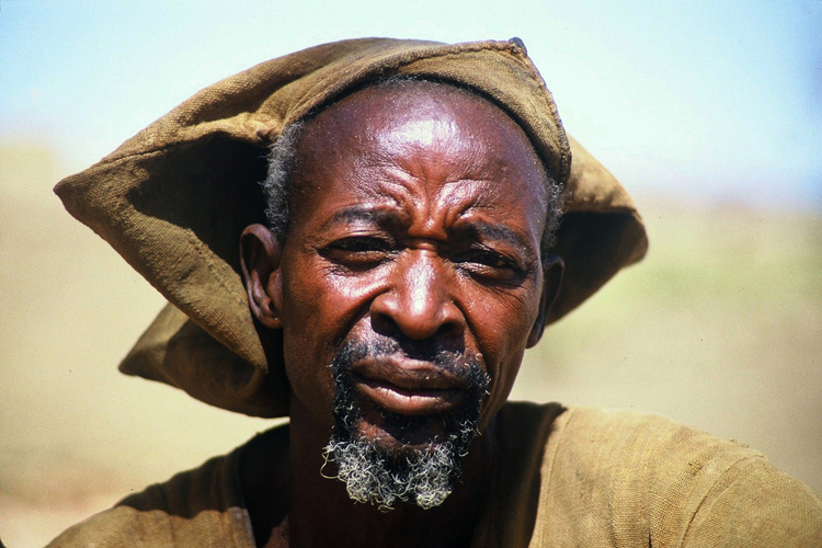 Village de Gogoli. La coiffure des hommes consiste en une sorte de bonnet phrygien (dit <i>goro</i>), qui se porte de huit faons diffrentes  Sanga.