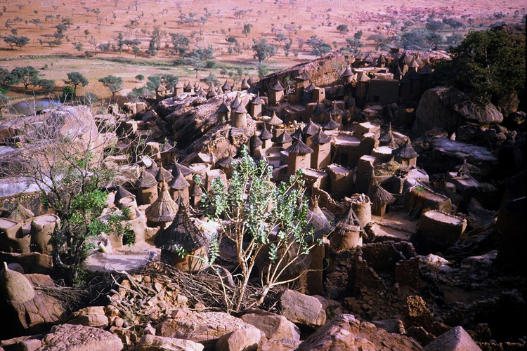 Village de Yendoumma. Les boulis de la falaise de Bandiagara sont trs densment peupls. Les villages dominent la plaine sableuse du Sno.