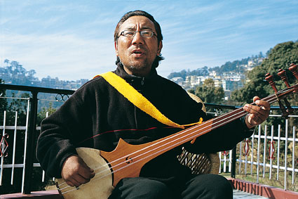 Musique dexil. Dharamsala, refuge du gouvernement tibtain en exil, se dmarque par sa mixit culturelle: Tsewang Choeden est professeur au Tibetan Institute of Performing Arts et matrise le jeu du <i>dramyen</i> dans sa version moderne.