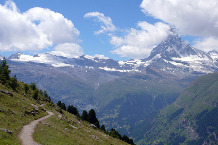 Le Cervin, situ  la frontire italo-suisse, culmine  4478mtres. Il offre aux promeneurs une vue poustouflante sur sa forme pyramidale reconnaissable entre toutes.