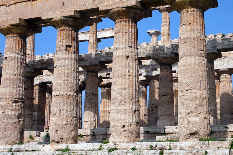 Le temple dHra, aussi appel la Basilique, est lun des monuments principaux du site de Paestum. Construit en 550 av.J.-C., il constitue lun des plus grands temples grecs en pierre de taille.