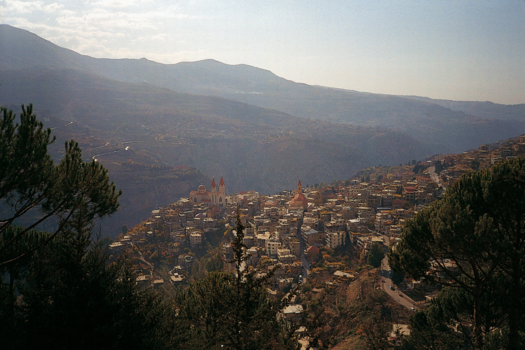 Le village libanais de Bcharr surplombe le long canyon de Qadicha. Cette Valle sainte a autrefois servi de refuge aux chrtiens maronites perscuts et accueille encore aujourdhui des religieux.