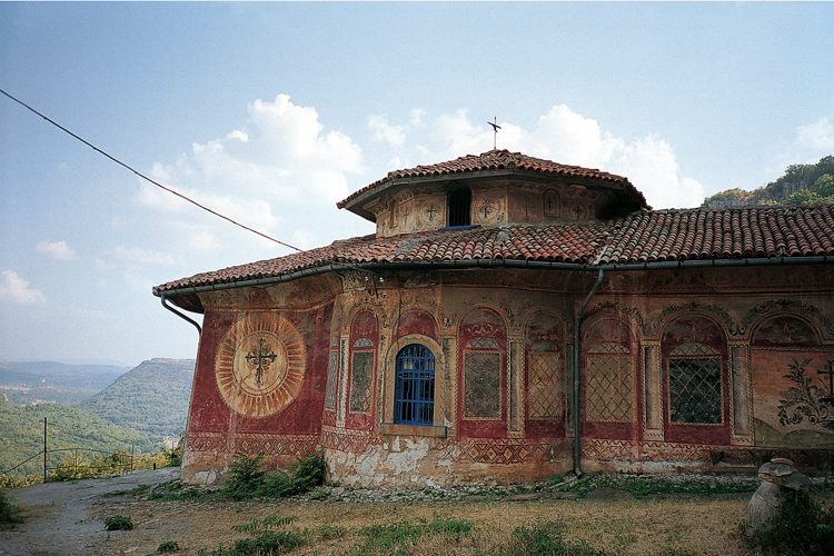 Au nord de Veliko Tarnovo, lancienne capitale du royaume bulgare, le monastre de la Transfiguration a t conserv avec la plupart de ses fresques, dfrachies par les intempries.