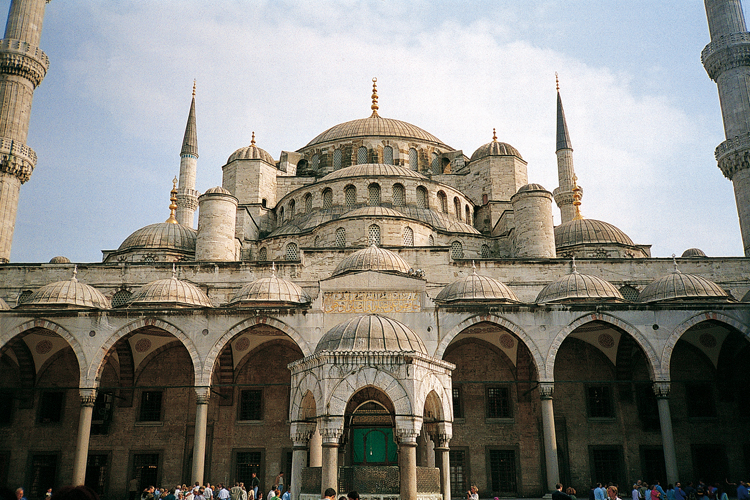 La mosque Bleue est un monument incontournable dIstanbul, dont les innombrables coupoles peuvent tre aperues depuis lautre rive du Bosphore.