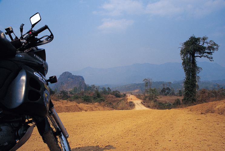 Une piste entre deux mondes  lapproche du Vietnam  Laos.