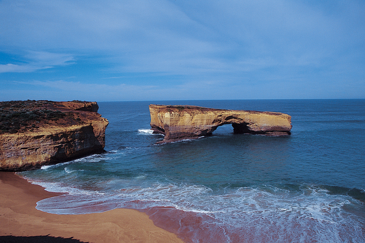 Formation calcaire creuse par le ressac  Great Ocean Road, Australie.