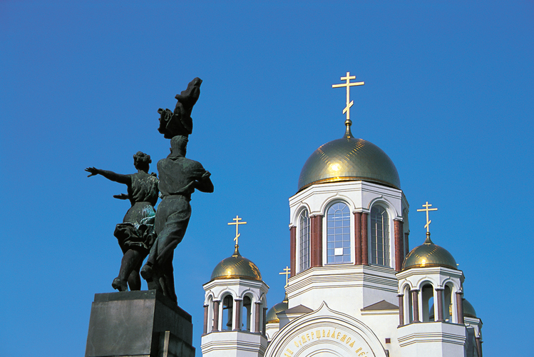 À Sverdlovsk, les jeunes kmosomols qui guettaient l’avenir radieux du communisme font face à la cathédrale Sur-le-Sang qui, depuis 2003, commémore le massacre de la famille impériale en 1918.