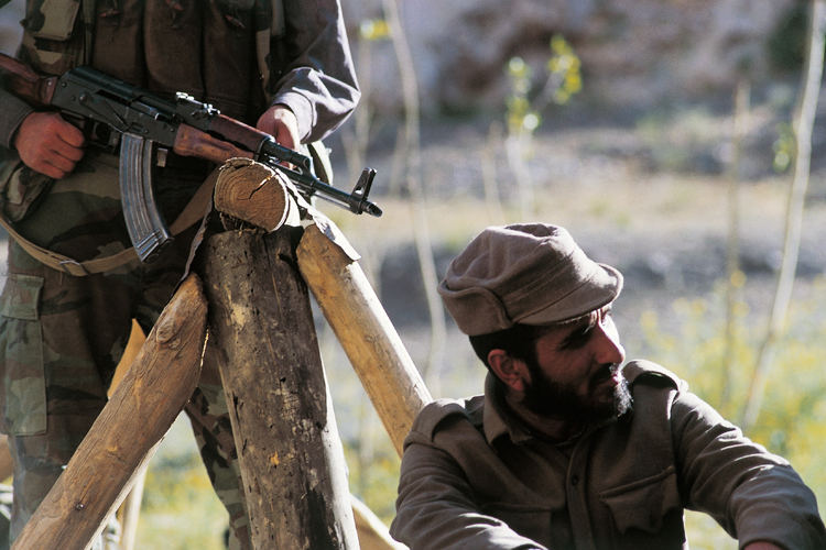 Soldat de larme communiste afghane, qui compte 40000conscrits aprs linvasion sovitique, prisonnier des <i>moudjahidin</i>.