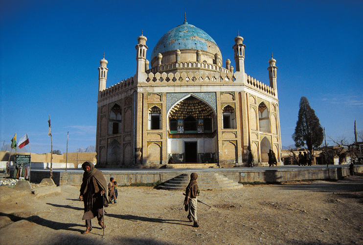 Le mausole construit sur le tombeau dAhmad Shah Durrani est le monument majeur de Kandahar. Il avoisine le Kherqa Sharif Ziarat, qui renferme le manteau du Prophte.