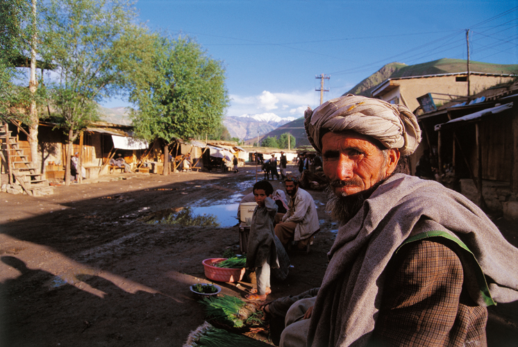 Au bazar de Faizabad se vendent des marchandises en provenance de tout le Badakhshan: fruits et lgumes mais aussi cumin et blocs de lapis-lazuli extraits des mines  ciel ouvert.