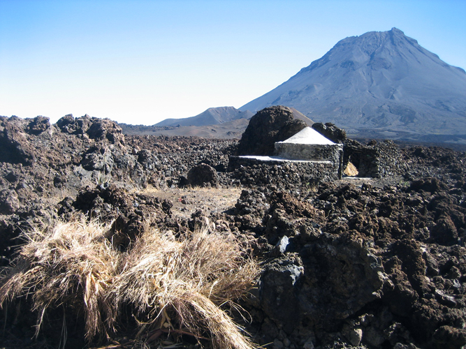 Au milieu des coules qui cernent le volcan surgit une habitation traditionnelle en pierre de lave, circulaire et pointue.