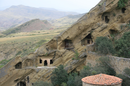 David Gareja, cit troglodytique et complexe monastique datant du VIesicle, est situ  la frontire azerbadjanaise. Ses habitations sculptes dans les falaises sablonneuses et ornes de superbes fresques souvrent sur une steppe semi-dsertique.