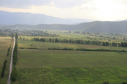 Vue sur la valle dAlazani, en Kakhtie, dont les terres fertiles et bnficiant dun fort ensoleillement estival sont connues pour la viniculture.