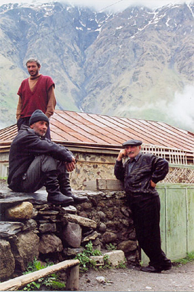 <i>Birja</i> est sans doute le seul terme  retenir en gorgien: il dsigne toute runion informelle dindividus dans la rue pour tuer le temps. Ce <i>birja</i> a t photographi dans la rgion de Mtiuli, dans le hameau de Kazbegui, au pied du fameux mont Kazbek.