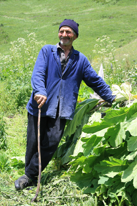 Dans la rgion caucasienne de la Khevsurtie, au fin fond de la petite valle de lAndaki, un sexagnaire et sa femme vivent seuls, t comme hiver,  plus de 2500m: ils sont les derniers habitants du village dArdoti.