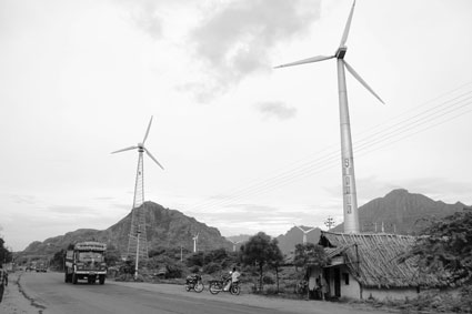L’Inde est la quatrième puissance éolienne au monde. Dans le Tamil Nadu, les immenses hélices ont ainsi « poussé » dans les campagnes, au milieu des rizières et des palmeraies.