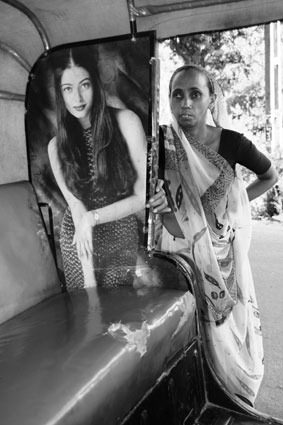 Admirer les stars bollywoodiennes habilles  loccidentale nempche pas la majorit des femmes maries de porter lhabit traditionnel, le sari dans la moiti sud de lInde (jusque dans le Gujarat, comme ici) ou le <i>salwarkameez</i>, principalement dans le nord.