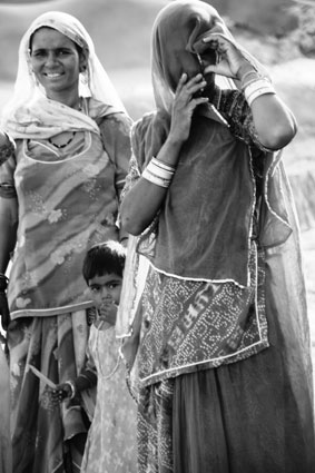 Les femmes du Rajasthan nont pas le droit de sortir seules de chez elles, de converser avec des hommes ou mme de dvoiler leur visage  leur beau-pre, voire  tous les hommes dans certaines familles traditionnelles: cest la coutume du <i>purdah</i>.