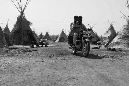 Loin des villes, lhabitat informel utilise les matriaux locaux, comme la paille sur ces tipis du Maharashtra. Mais vivre dans une hutte nempche pas de circuler  moto.