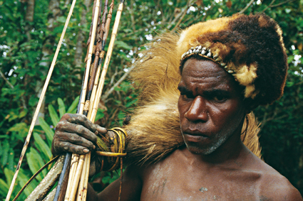 En Papouasie occidentale (Irian Jaya), le jeune chasseur asmat qui rapporte la proie prestigieuse quest le casoar va pouvoir se marier.