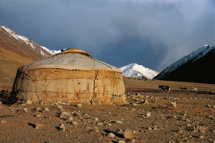 Les Kirghizes du corridor du Wakhan, en Afghanistan, vivent encore souvent lhiver dans leurs vastes yourtes. Grce au chauffage  base de <i>tezek</i>, la bouse sche, la temprature intrieure peut avoisiner 15C alors quil fait 30C au-dehors.