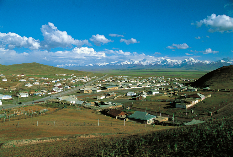Le village de Sary-Tach, aux portes de lAla, est une tape importante.  cet endroit on peut obliquer  lest vers la Chine,  louest vers la valle tadjike de Garm ou continuer vers le sud  travers le Pamir par la route des cimes.
