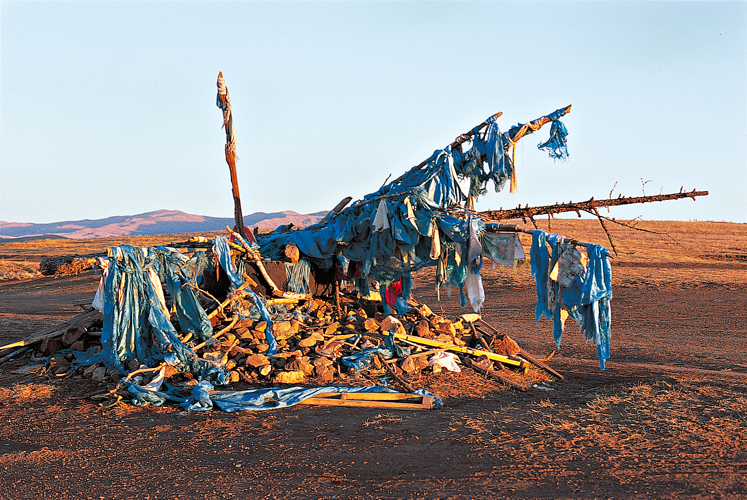Un <i>ovoo</i> près d’Erdenet (province de Bulgan), point de convergence des pistes et des croyances. L’empilement rituel d’offrandes disparates (pierres, billets de banque, pneus, bouteilles, conserves) marque la résidence de l’esprit du lieu.