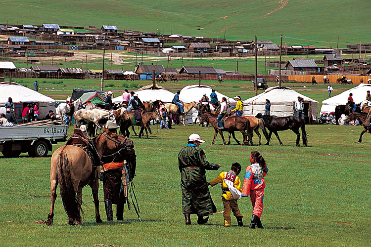 Les 11 et 12juillet a lieu la fte nationale, le <i>Naadam</i>, qui marque le dbut de lautomne selon le calendrier pastoral. Cette commmoration permet la runion de la population rurale dans les villes et les villages.