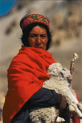 Cheveux dencre, peau hale, les femmes shimshali sont marques par leur vie en altitude.