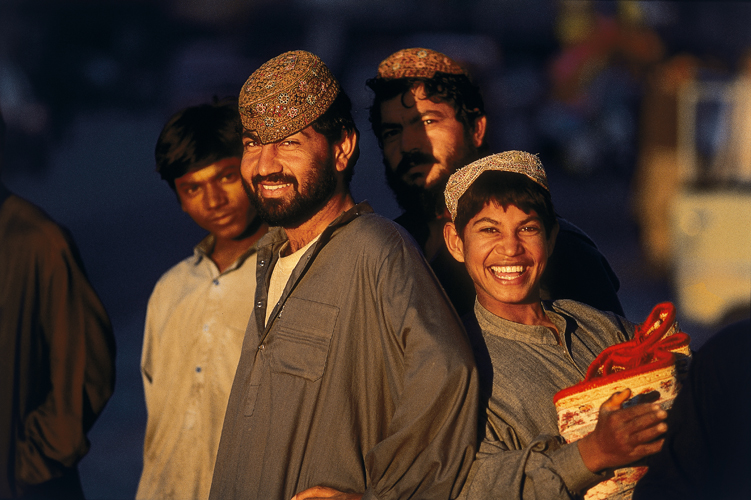 Rencontre et joyeuse sance de pose avec des vendeurs de rue venus de la province du Sind, dans le sud du pays.