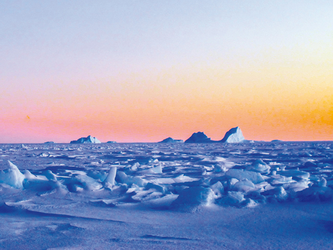 LAntarctique est rose! Les ciels hivernaux arborent les teintes uniques des rgions polaires, rondes et lumineuses, que refltent les glaces. Ils peignent latmosphre des hautes latitudes.