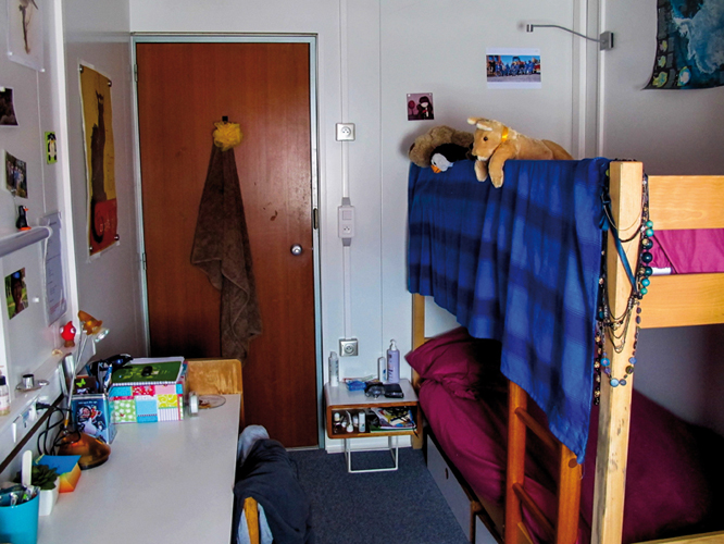 Le  42  est le btiment dortoir historique de la base DDU. Chaque hivernant dispose de sa propre petite chambre, aujourdhui rnove. Au choix : vue sur banquise ou vue sur manchotire !