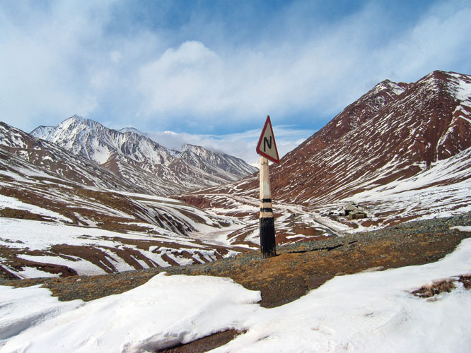 Une route a t dneige vers le Pamir, cette rgion autonome dune altitude moyenne de 4000mtres o ne voyagent que de rares alpinistes  la saison estivale.  lapproche du printemps, en dpit des risques dboulement, les <i>marchrutka</i> traversent le Gorno-Badakhchan via la M21 vers Khorog.