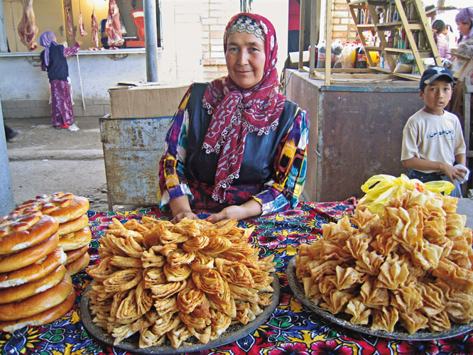  Och, les alles des bazars explosent de vie et de couleurs. Vtues dtoffes chamarres, les vendeuses attirent les badauds avec pains blancs <i>(non)</i> et ptisseries, pistaches, raisins <i>(kizmis)</i> et abricots secs <i>(uriuk)</i>.