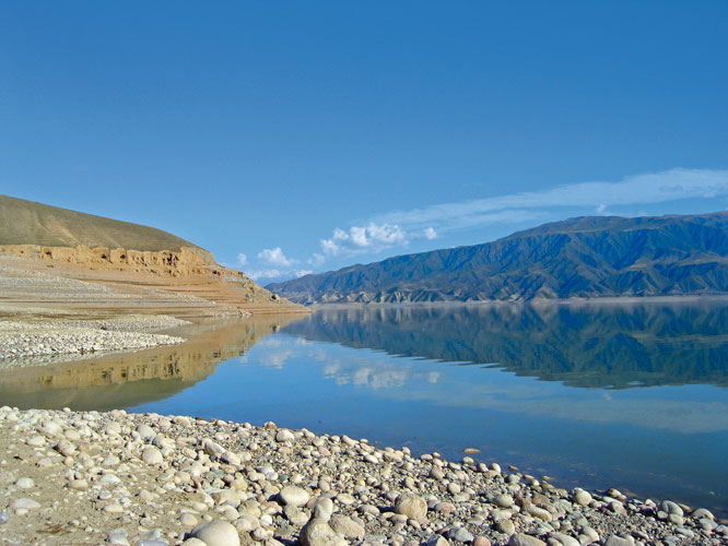 Le lac de Toktogul, limpide, reflte les monts Kirghizes.