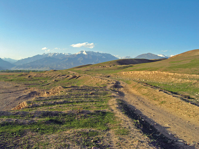 La piste se poursuit dans la douceur des collines qui bordent le lac Toktogul.
