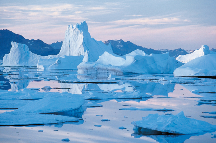 Icebergs chous. Rgion du cap Nordenskjld, cte est du Groenland.
