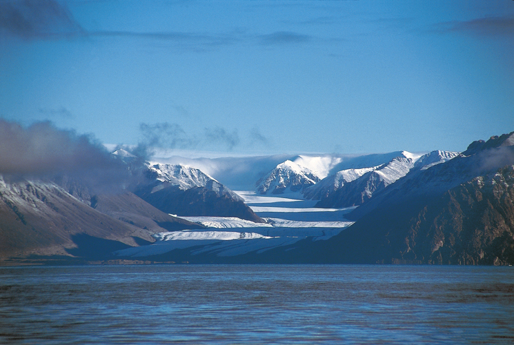 Le majestueux panorama des glaciers de lle Bylot, en face de PondInlet, en terre de Baffin.