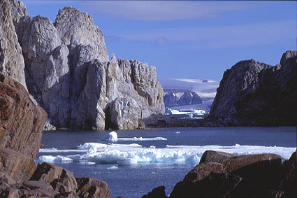 La terre d’Ellesmere, d’une superficie de 200 000 km², constitue la troisième calotte glaciaire au monde, après l’Antarctique et le Groenland.