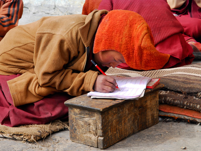 Jeune moine  son bureau dtude. En plus des textes religieux, on enseigne aux moinillons le tibtain, langlais et les mathmatiques.