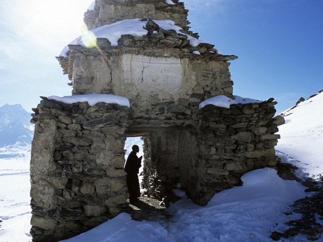 Une nonne prie  lintrieur dun <i>chorten</i> prs du monastre de Karsha, au centre du Zanskar.