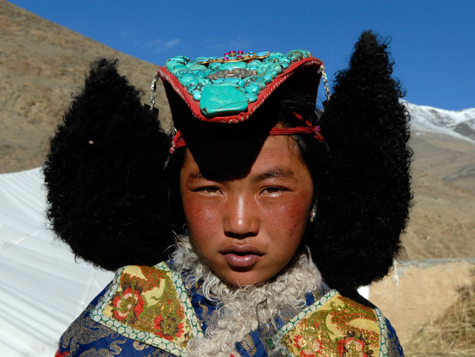 Jeune nomade en tenue dapparat. Le <i>perak</i> est la coiffe traditionnelle dans tout le Ladakh. Il est la plus grande richesse des femmes et leur sert de protection.