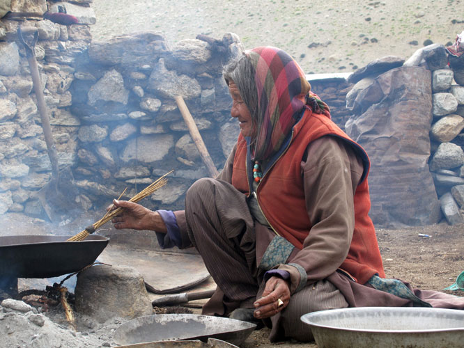 Femme grillant de lorge. Chez les nomades aussi, lorge est la base de lalimentation. Autrefois troqu contre du sel, il est aujourdhui achet aux paysans du Ladakh central.