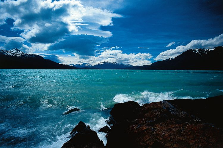 Le lac dnomm OHiggins ct chilien et SanMartin ct argentin possde des eaux turquoise dont la couleur est due aux sdiments arrachs  la roche par les glaciers.