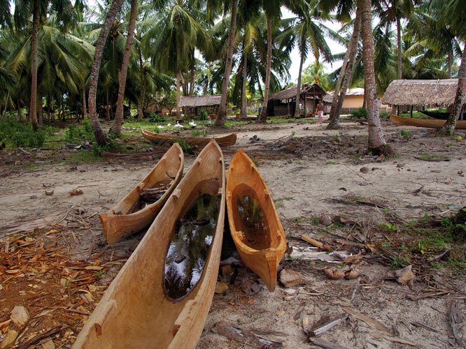 Dans le village ctier de Labuanbajo, les pirogues sont creuses dans des arbres couleur de sable.